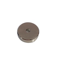 Magnes neodymowy duży okrągły 39x9mm z otworem stożkowym w środku fi8mm